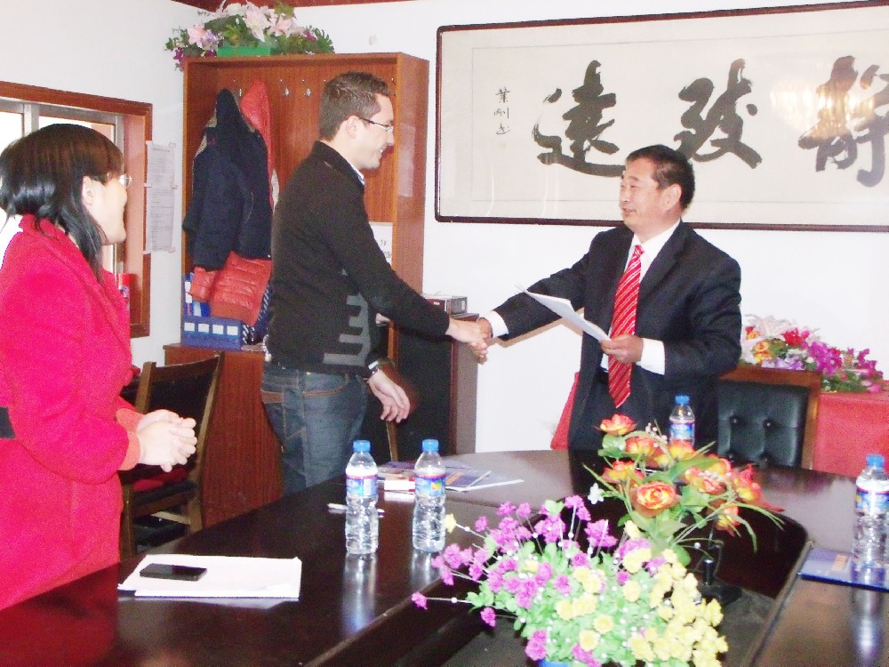 菅总与利比亚客商告竣相助协议亲热握手